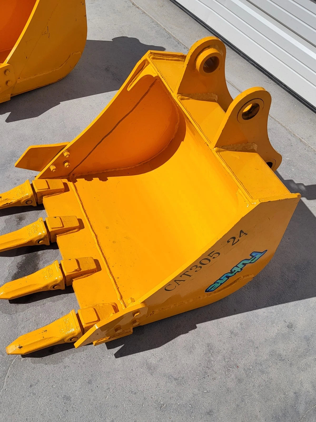 24″ Excavator Bucket (Fits CAT 305)