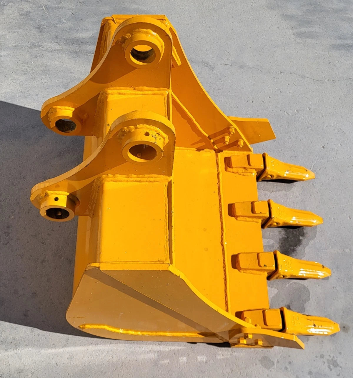 24″ Excavator Bucket (Fits CAT 305)